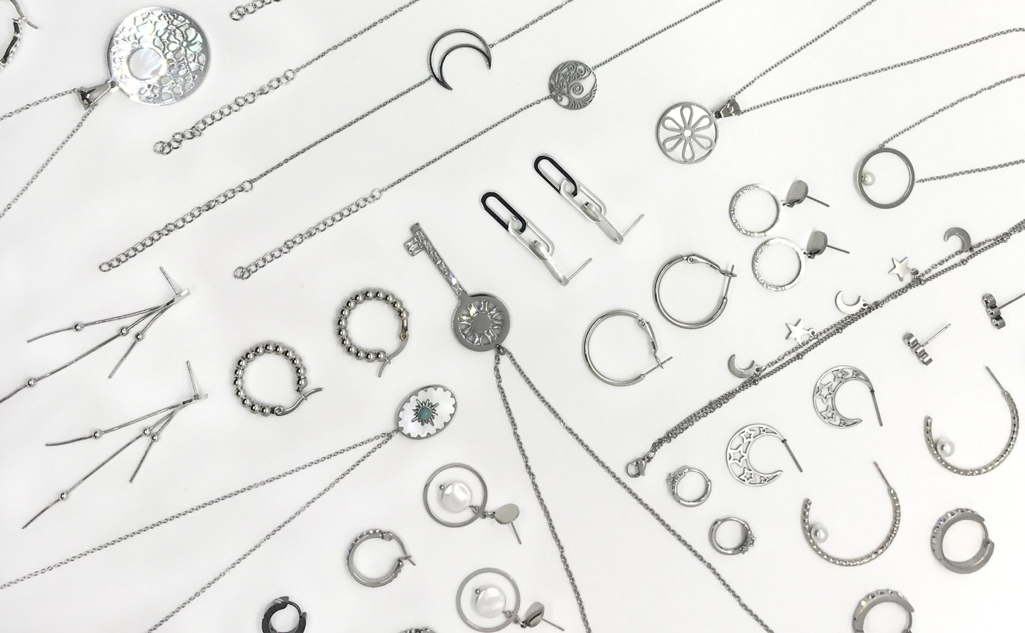 Lancering: Armbanden en hypoallergene kettingen